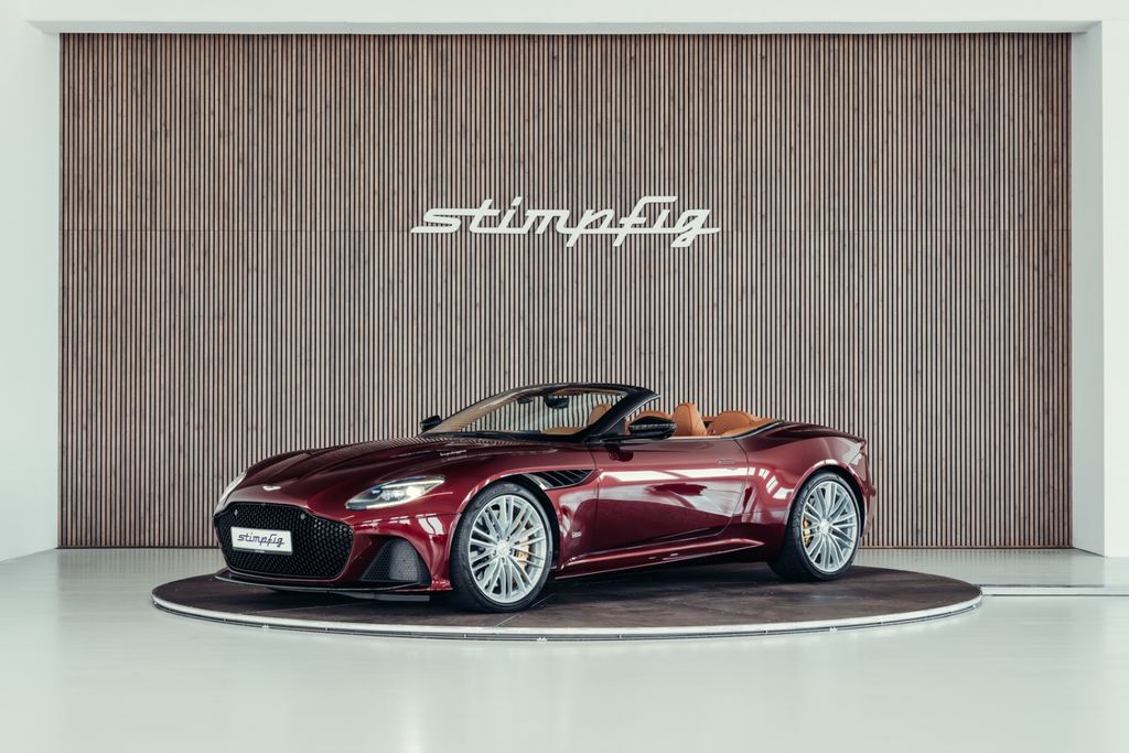 Aston Martin DBS 2022
