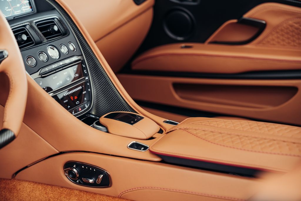 Aston Martin DBS 2022