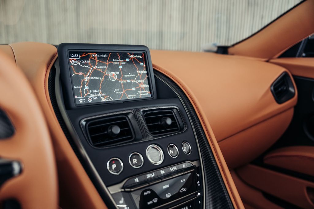 Aston Martin DBS 2022