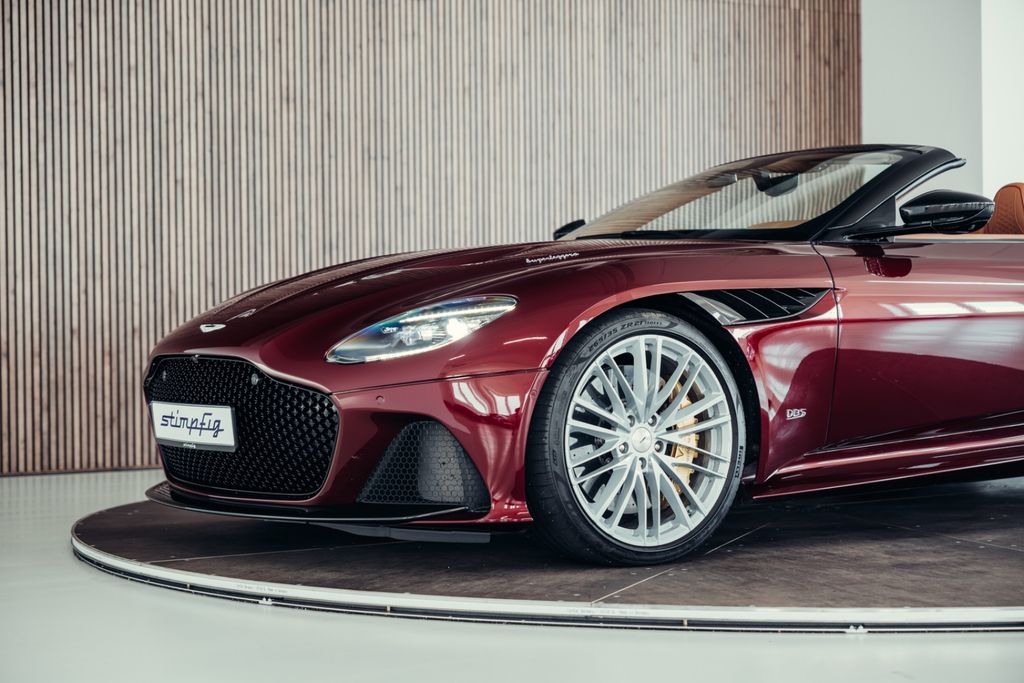 Aston Martin DBS 2022