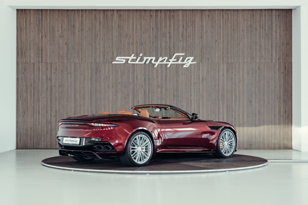Aston Martin DBS 2022