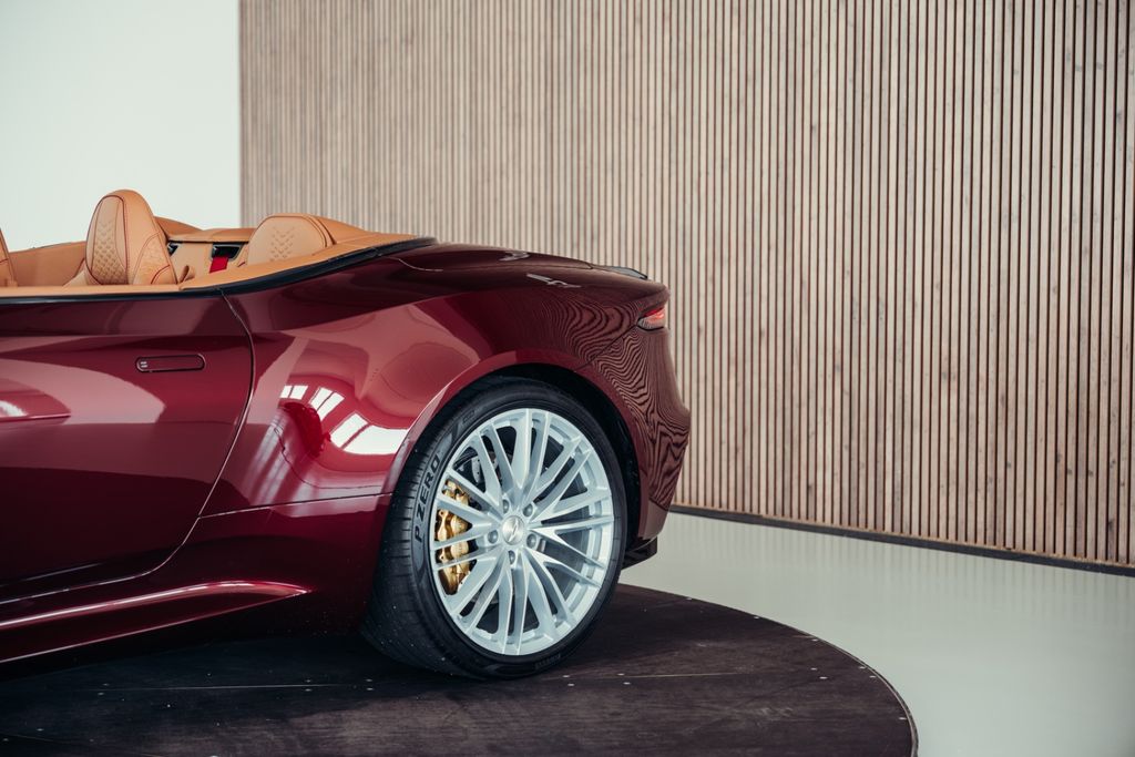 Aston Martin DBS 2022