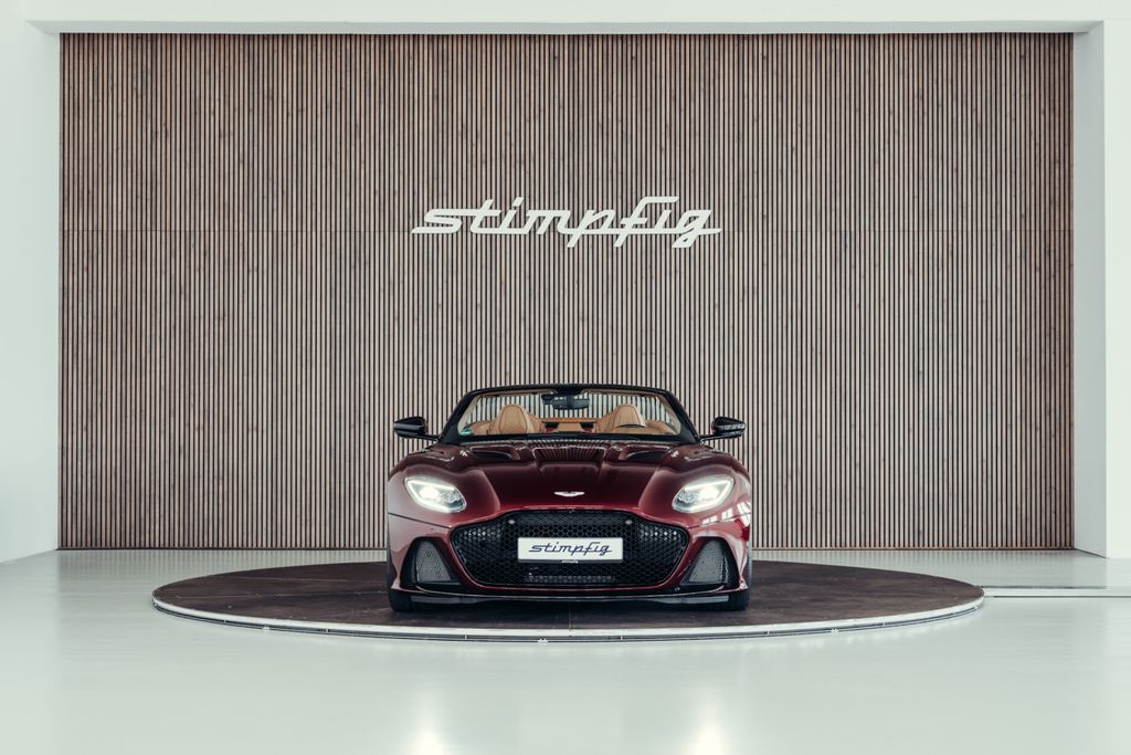 Aston Martin DBS 2022