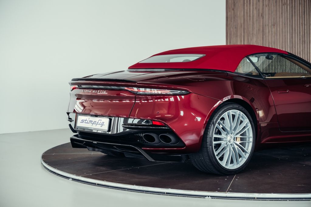 Aston Martin DBS 2022