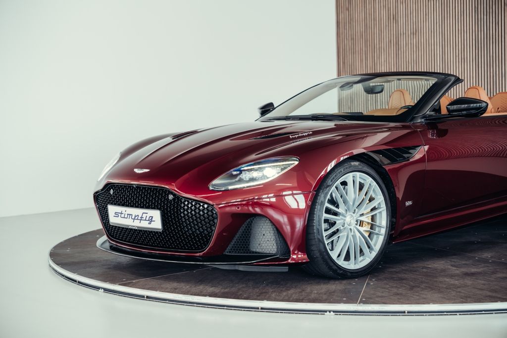 Aston Martin DBS 2022