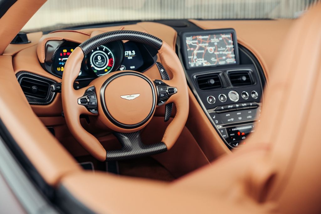 Aston Martin DBS 2022