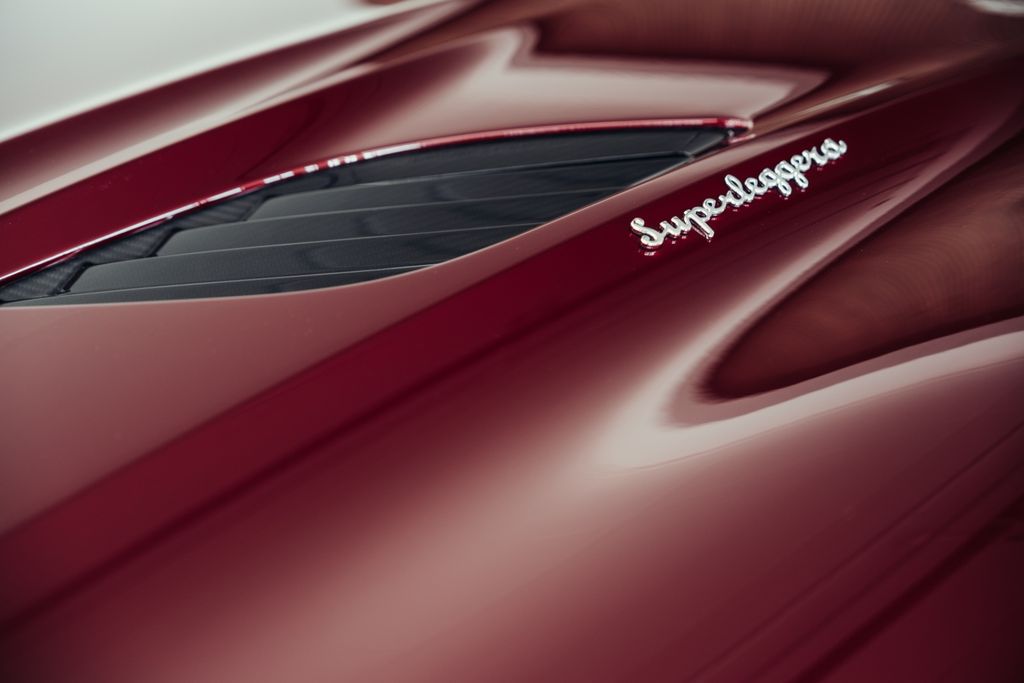 Aston Martin DBS 2022