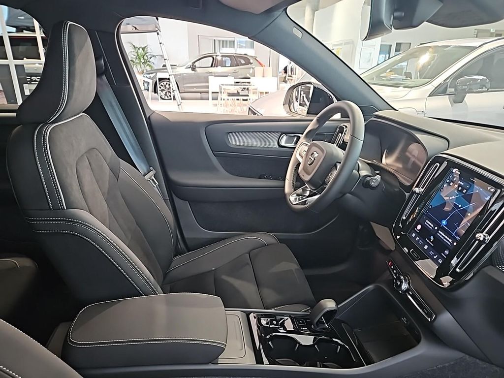 Volvo XC40 2025