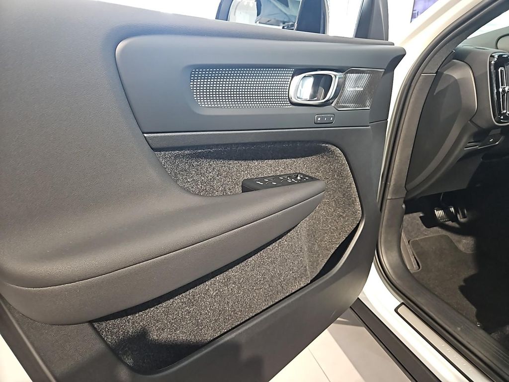 Volvo XC40 2025