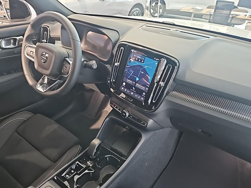 Volvo XC40 2025