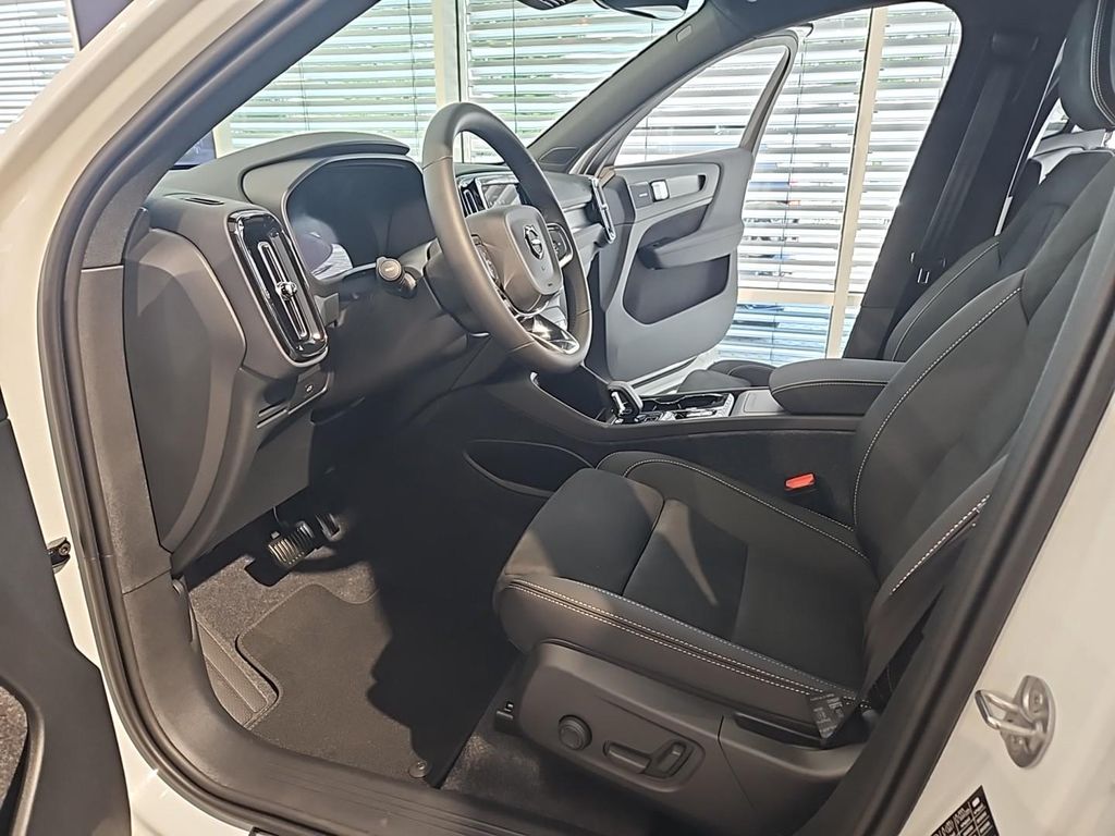 Volvo XC40 2025