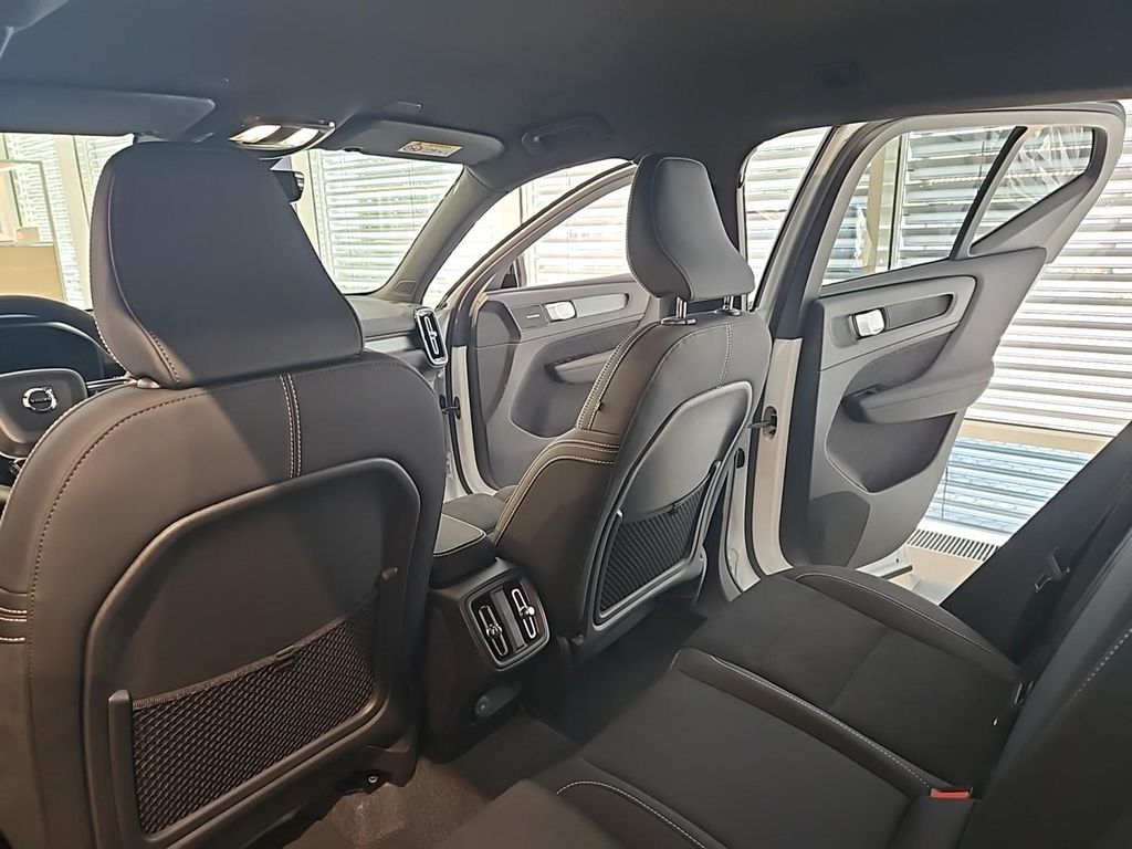Volvo XC40 2025
