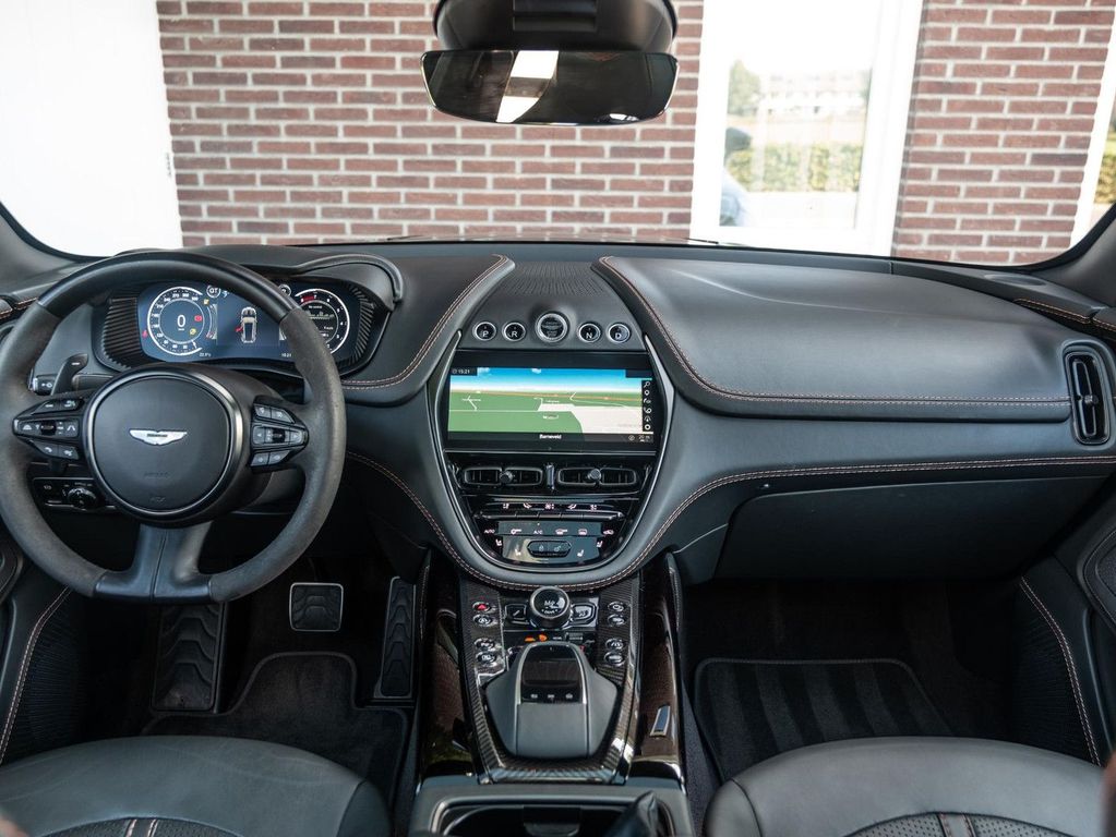 Aston Martin DBX 2023