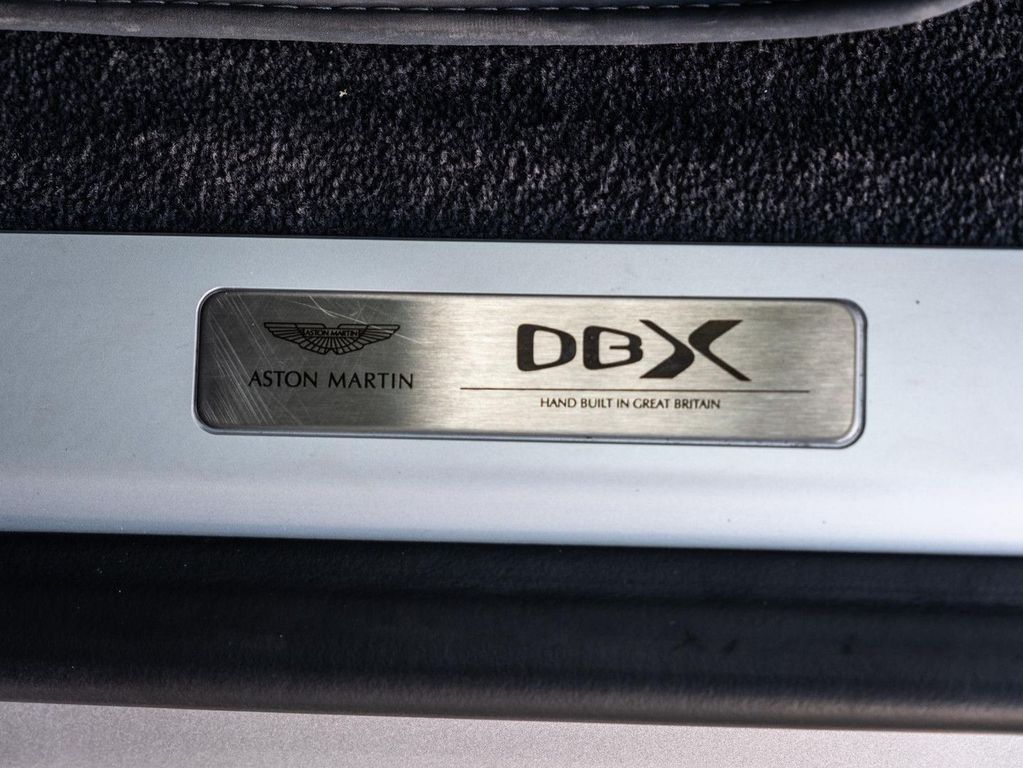 Aston Martin DBX 2023