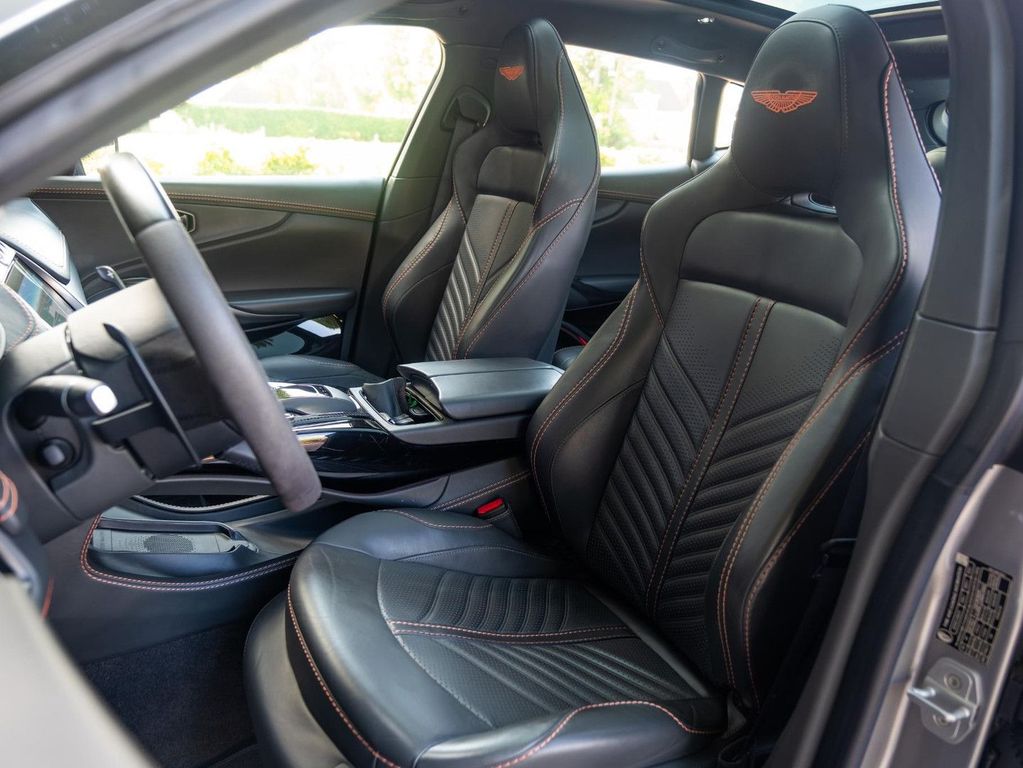 Aston Martin DBX 2023