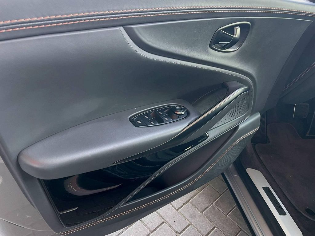 Aston Martin DBX 2023