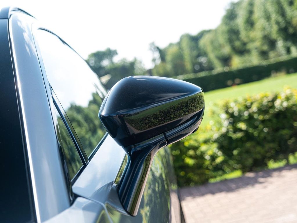 Aston Martin DBX 2023