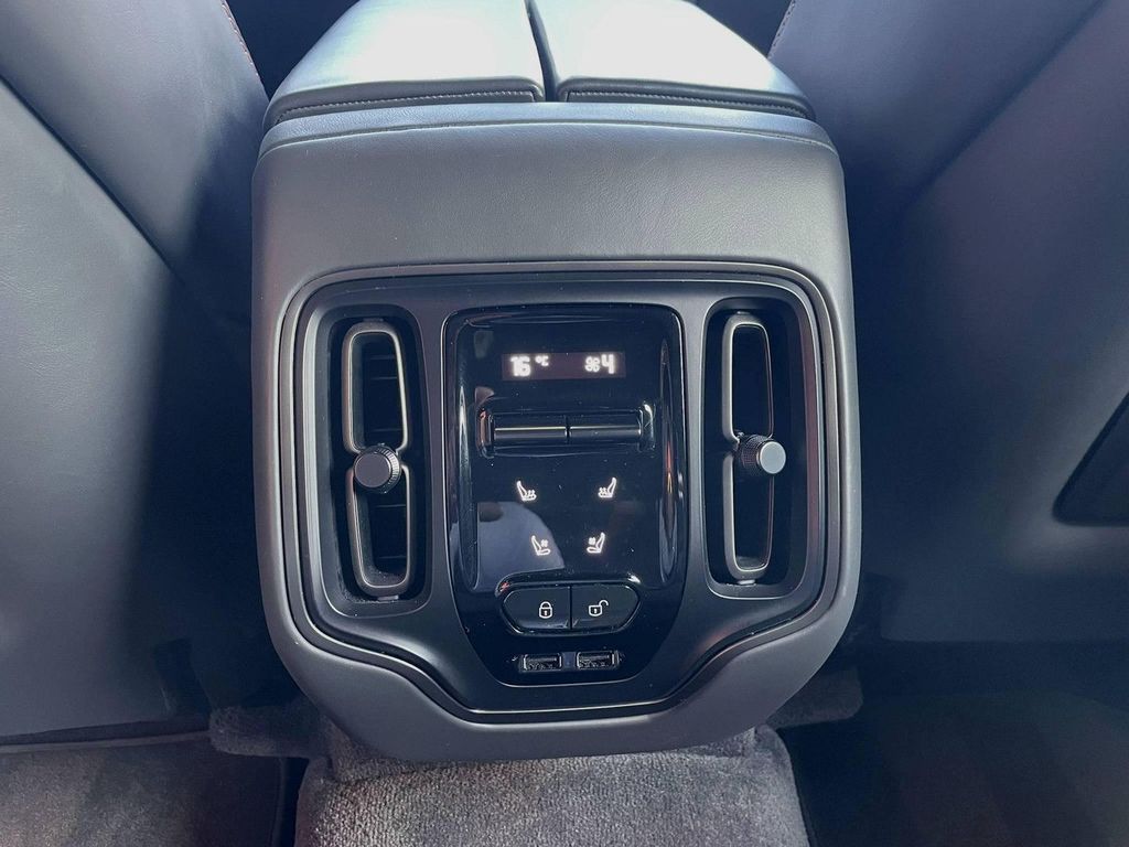 Aston Martin DBX 2023