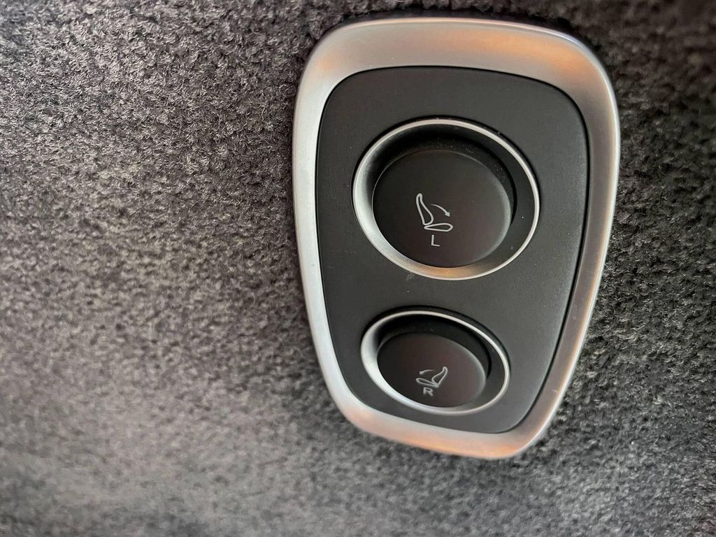 Aston Martin DBX 2023