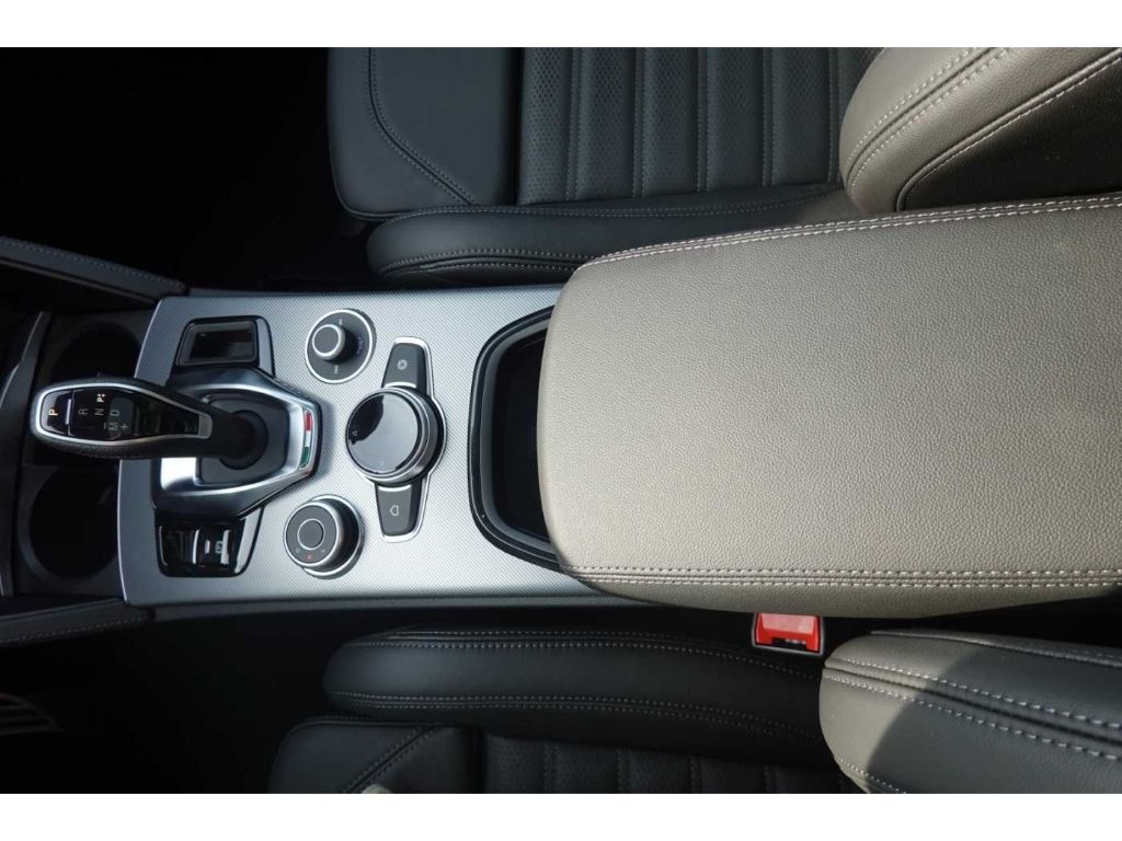 Alfa Romeo Stelvio 2025