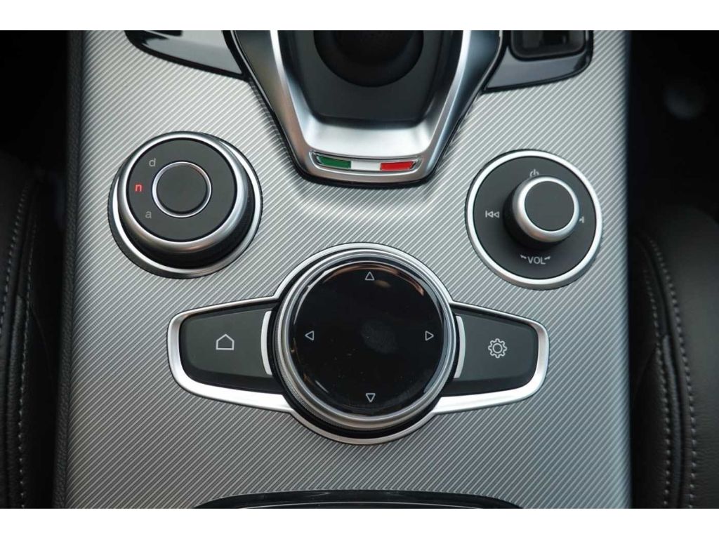 Alfa Romeo Stelvio 2025