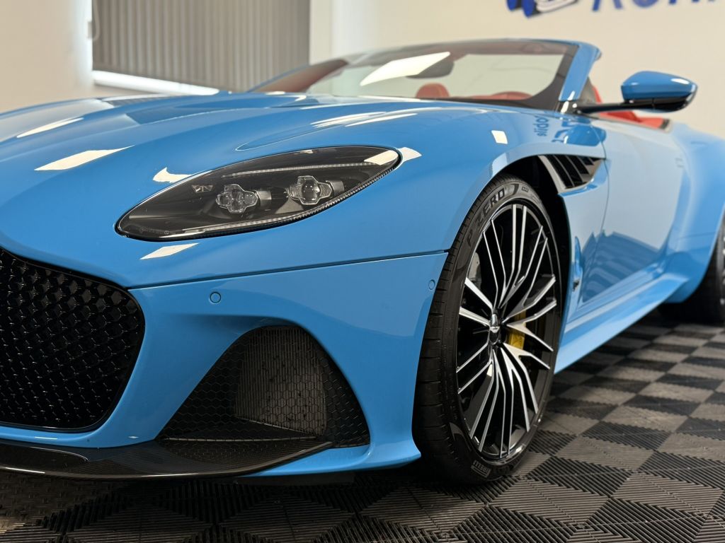 Aston Martin DBS 2022