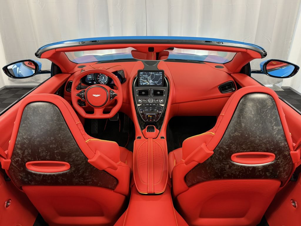 Aston Martin DBS 2022