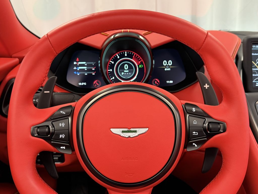 Aston Martin DBS 2022