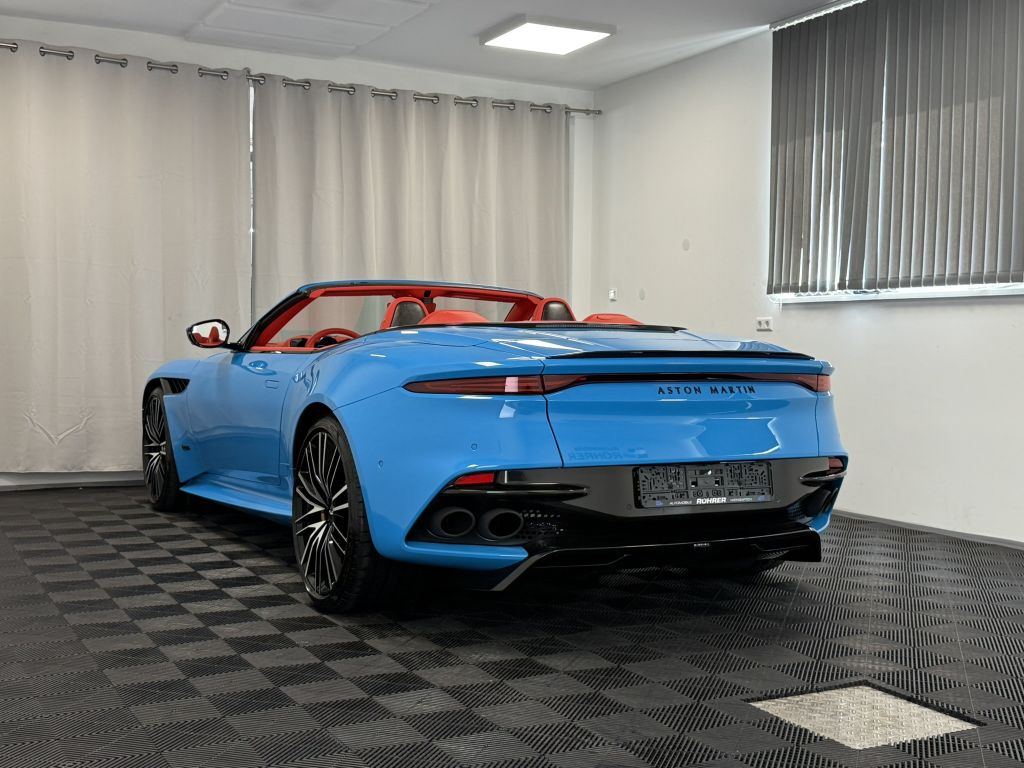 Aston Martin DBS 2022