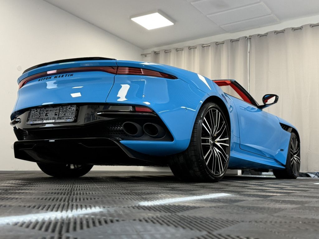 Aston Martin DBS 2022