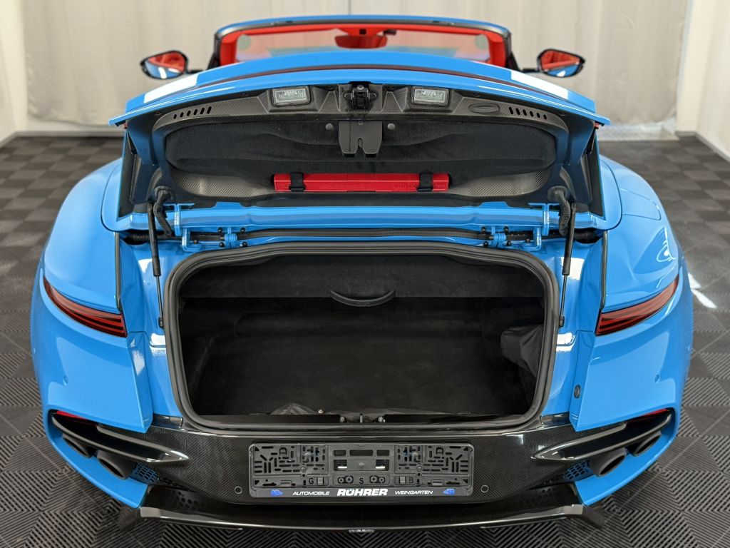 Aston Martin DBS 2022