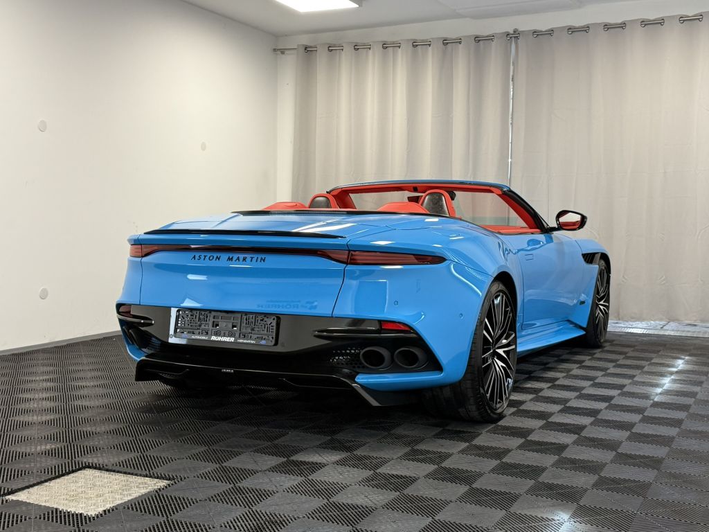 Aston Martin DBS 2022
