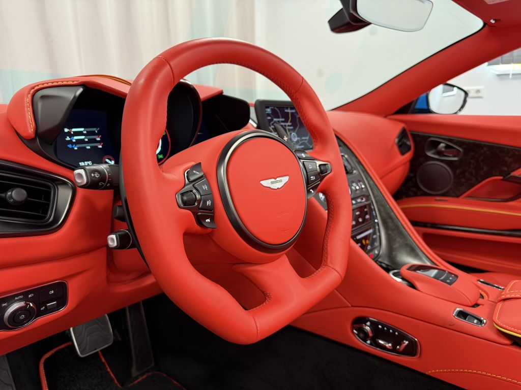 Aston Martin DBS 2022