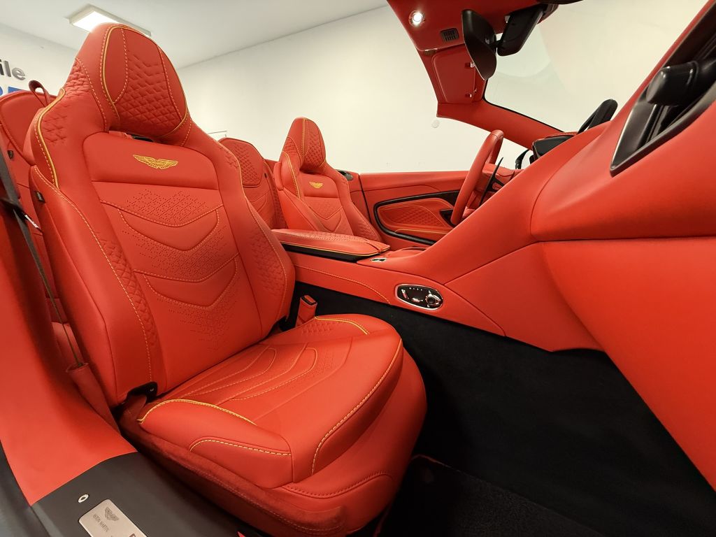 Aston Martin DBS 2022