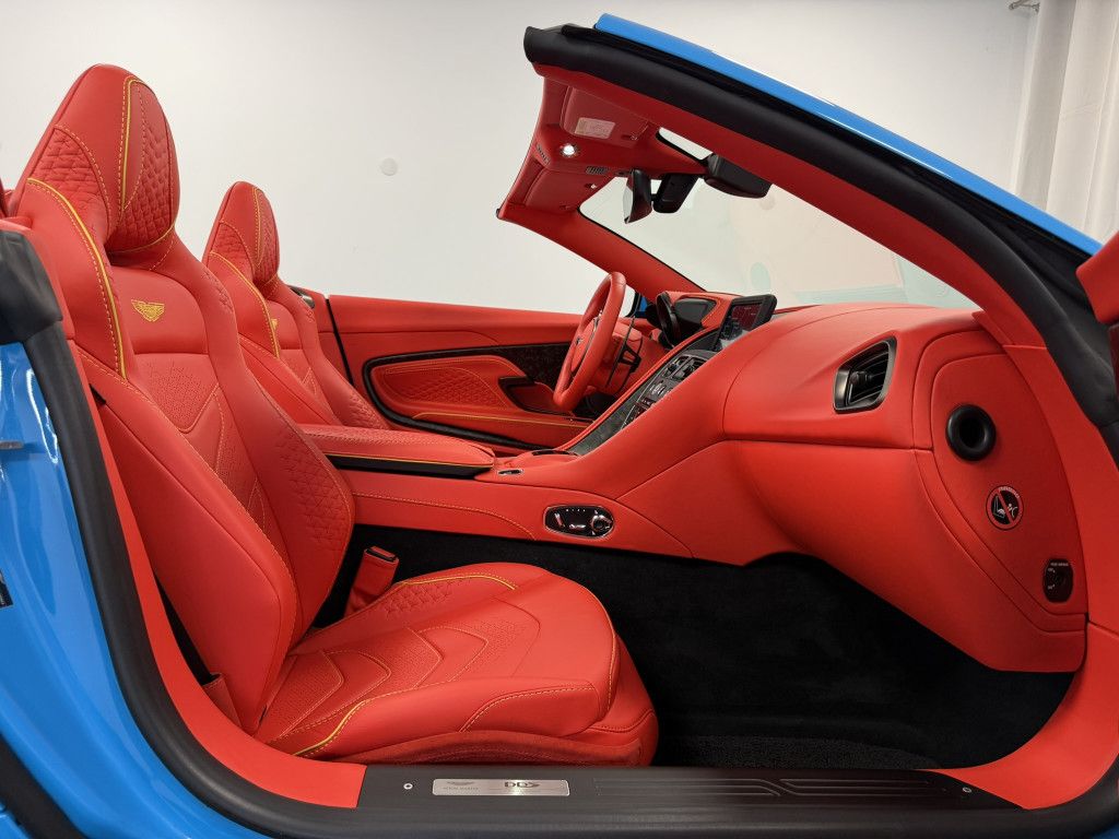 Aston Martin DBS 2022