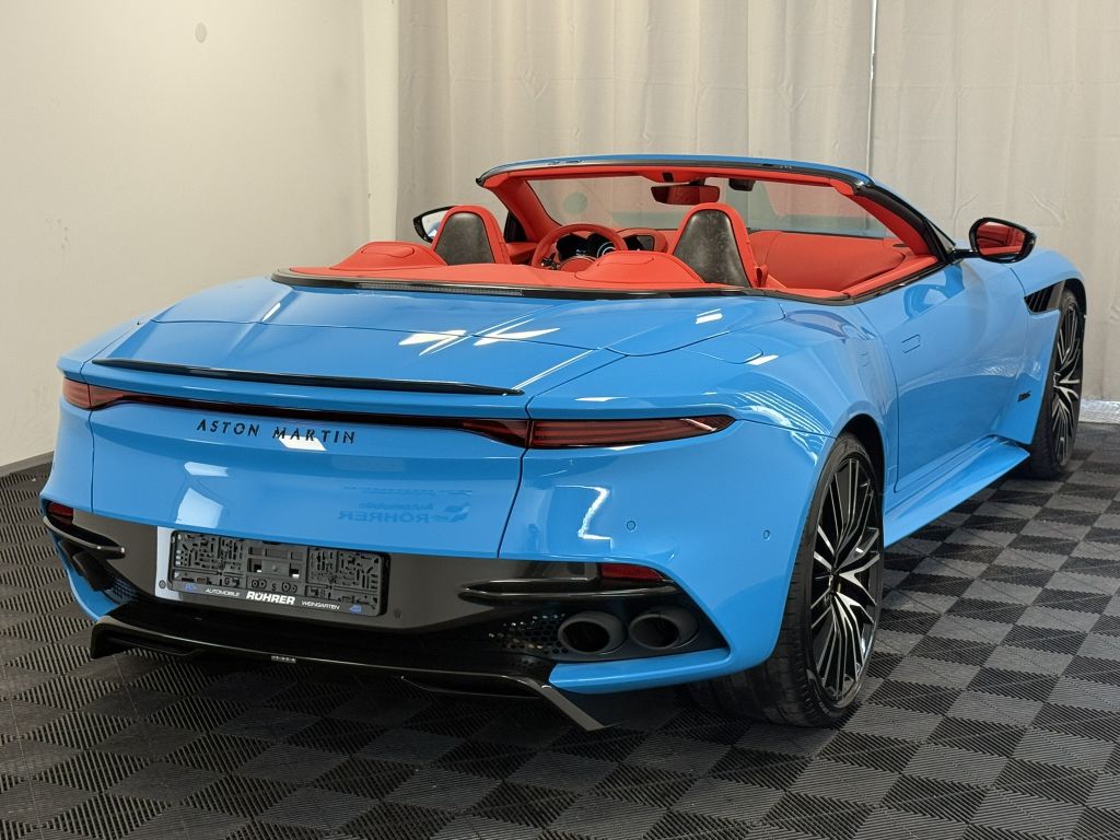 Aston Martin DBS 2022