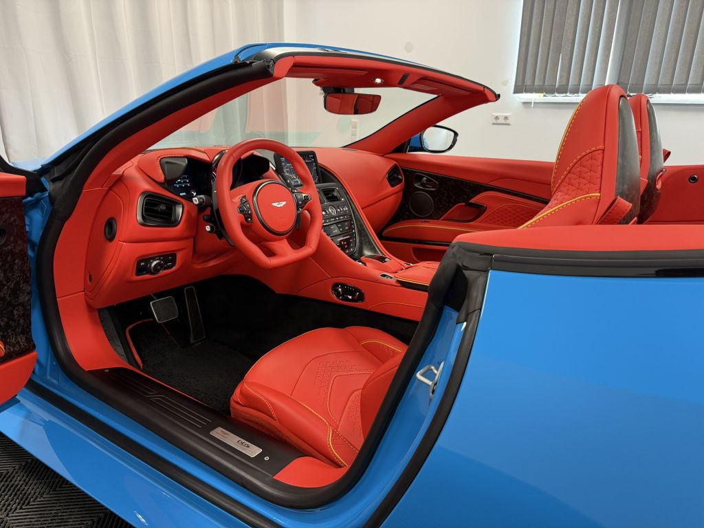 Aston Martin DBS 2022