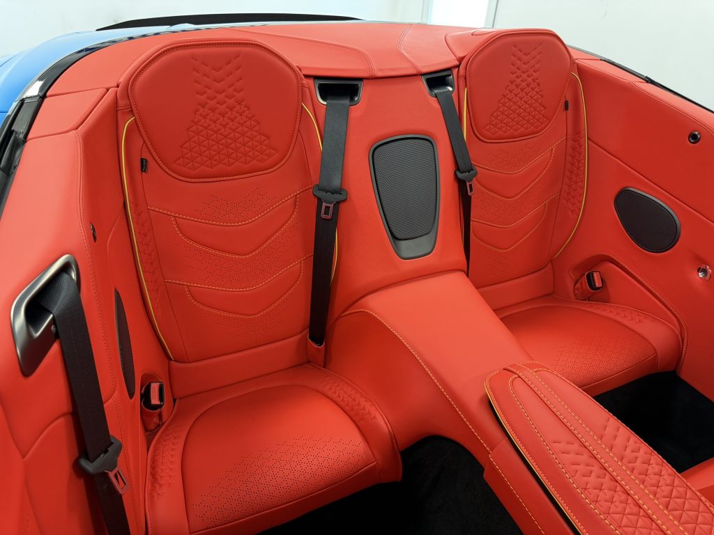 Aston Martin DBS 2022