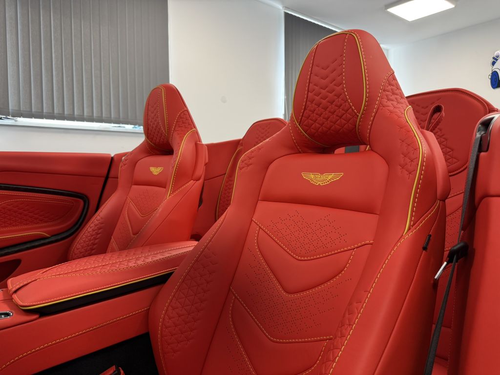 Aston Martin DBS 2022