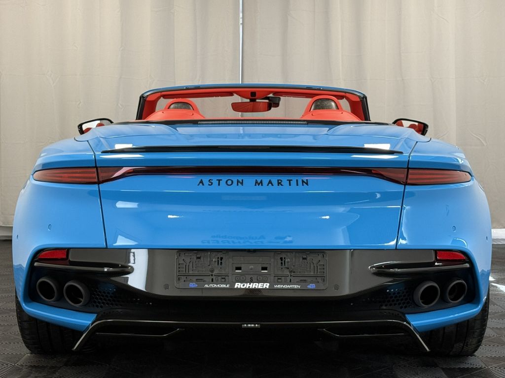 Aston Martin DBS 2022