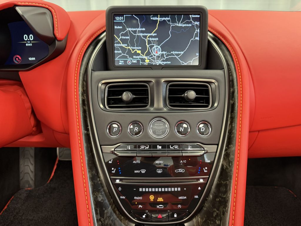 Aston Martin DBS 2022