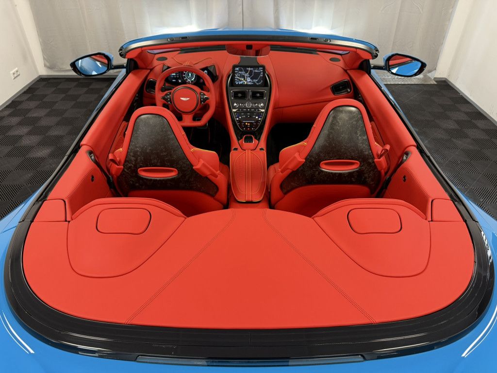 Aston Martin DBS 2022