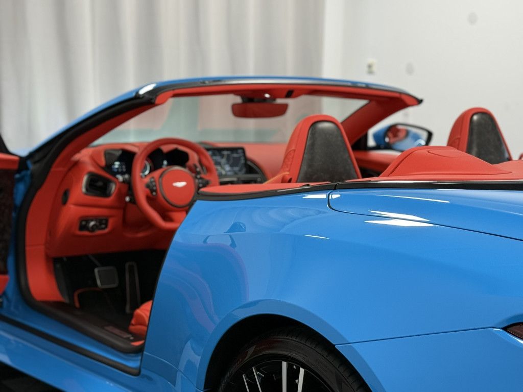 Aston Martin DBS 2022