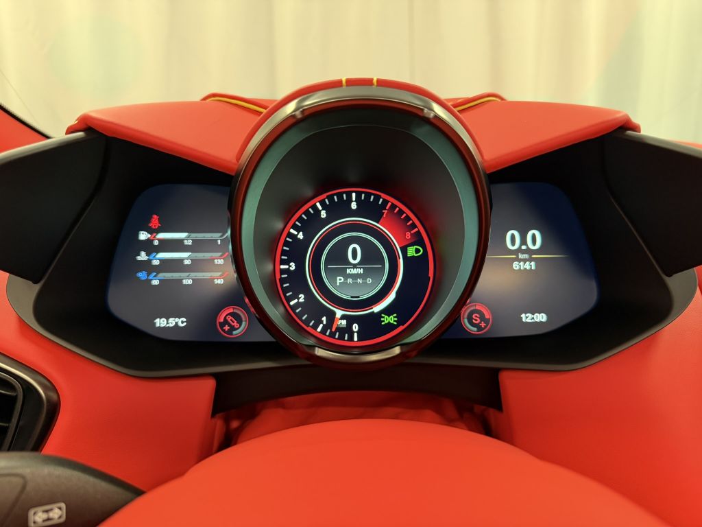 Aston Martin DBS 2022