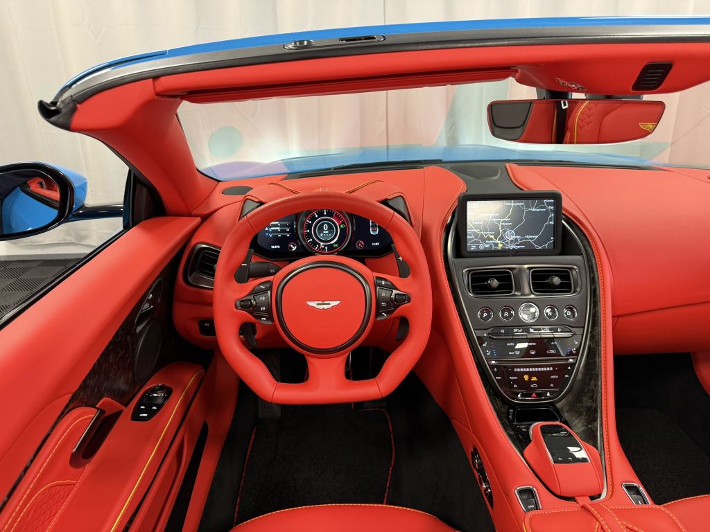 Aston Martin DBS 2022