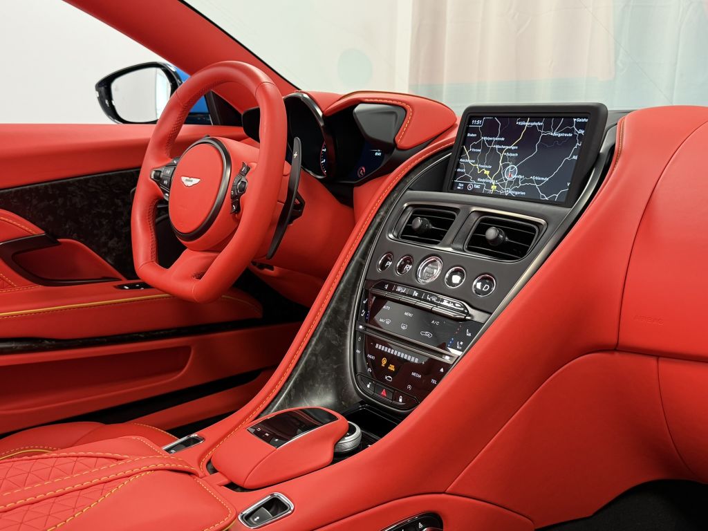 Aston Martin DBS 2022