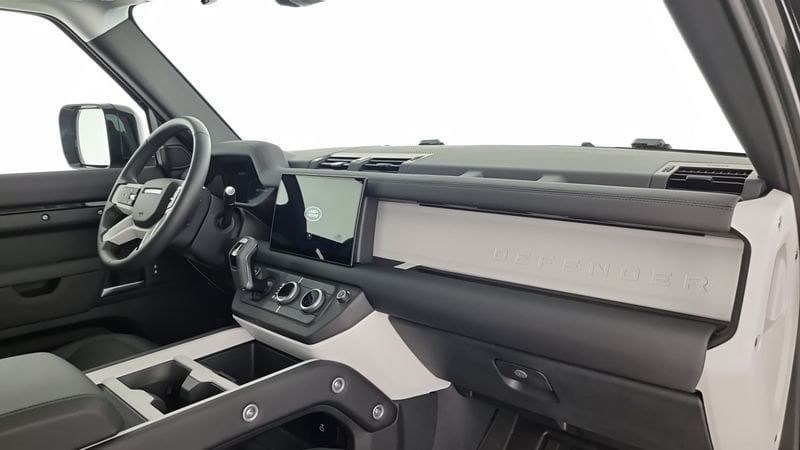 Land Rover Defender 2025