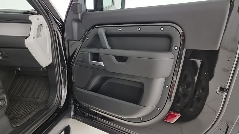 Land Rover Defender 2025