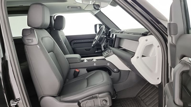 Land Rover Defender 2025