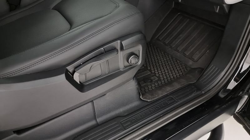 Land Rover Defender 2025